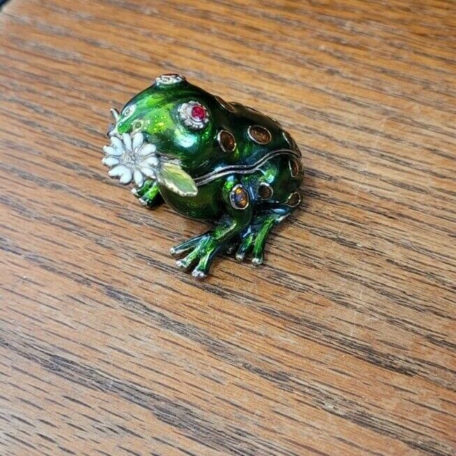 Green Enamel Frog W/daisy Pill/trinket Box